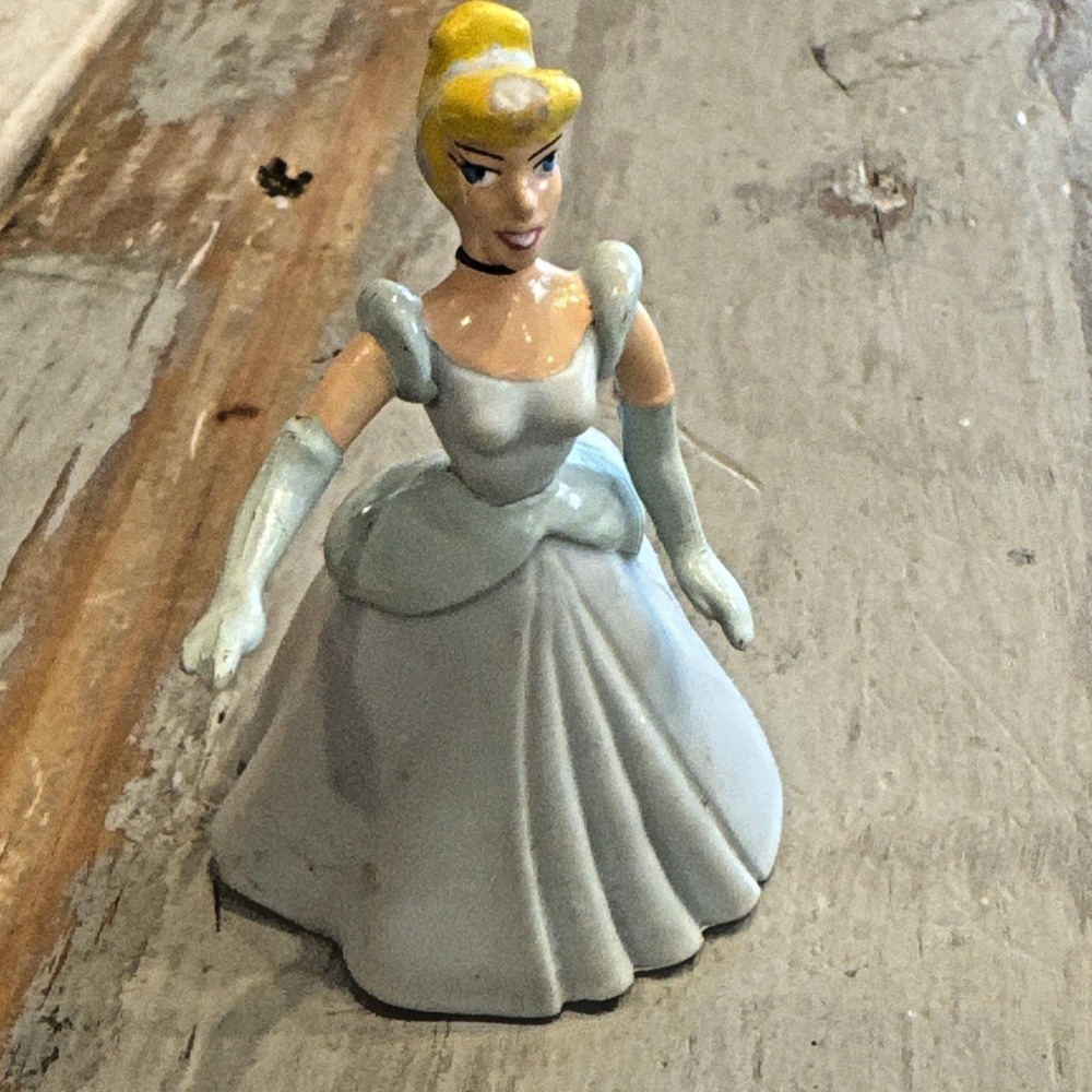 VINTAGE DISNEY CINDERELLA PVC FIGURINE APPLAUSE DECOPAC CAKE TOPPER 80s/90s